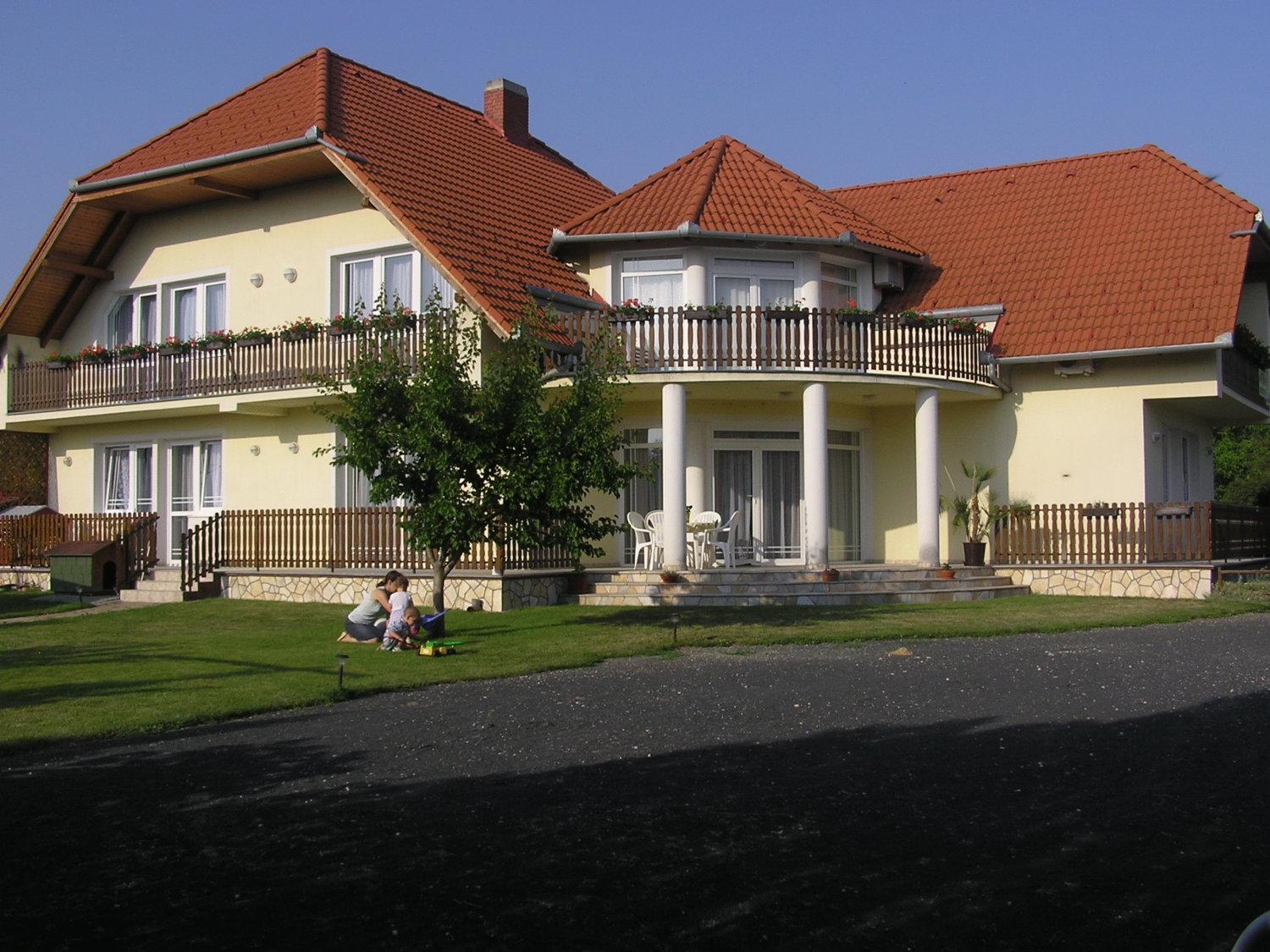 Szalóky Apartmanház Gyenesdiás Exterior foto
